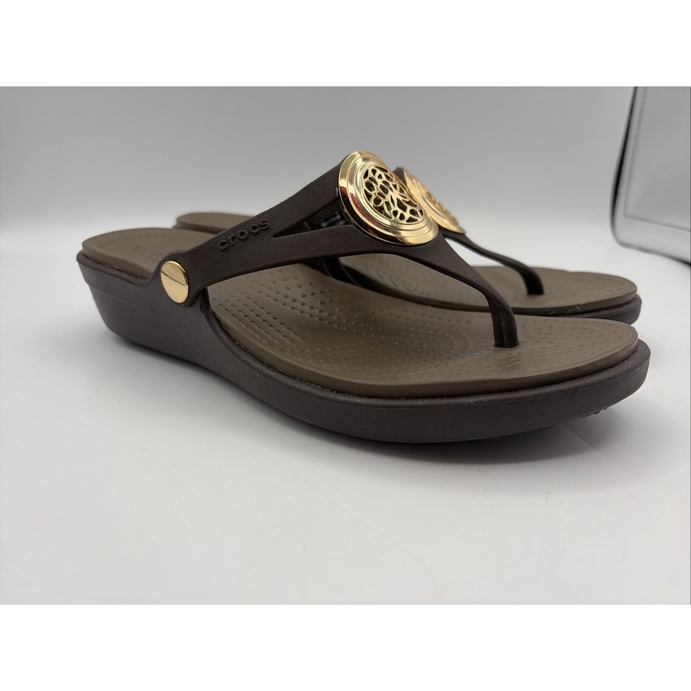 Crocs Sanrah Circle Sandals Women Size 7 Espresso Gold Medallion Wedge Flip Flop